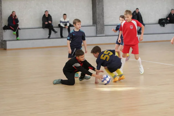 Odessa Ukrajna December 2019 Kisfiúk Gyerekek Játszanak Mini Labdarúgó Sportcsarnokban — Stock Fotó