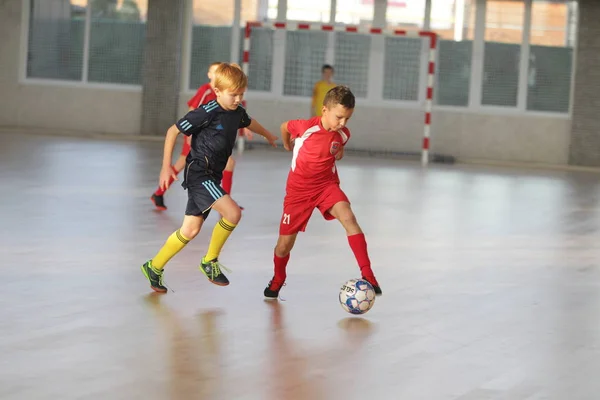 オデッサ ウクライナ 12月12 2019 小さな男の子 子供たちは スポーツ都市ジュニア選手権でスポーツホールでミニサッカーをプレイ 子供のスポーツは健康的なライフスタイルです スポーツ子供サッカー選手 — ストック写真