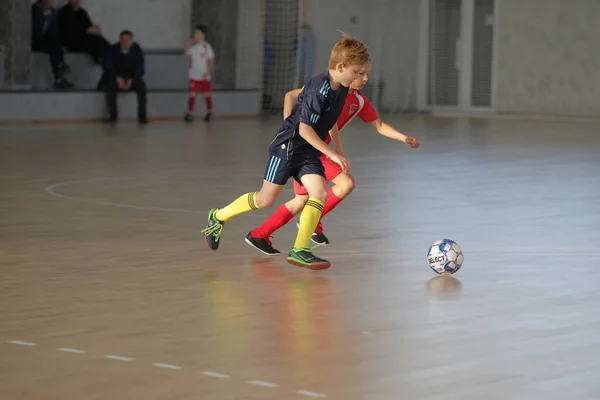 Odessa Ukraina December 2019 Små Pojkar Barn Spelar Minifotboll Sporthall — Stockfoto