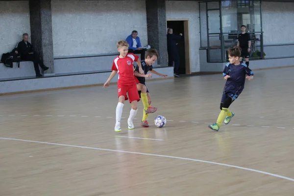 Odessa Ukraina December 2019 Små Pojkar Barn Spelar Minifotboll Sporthall — Stockfoto