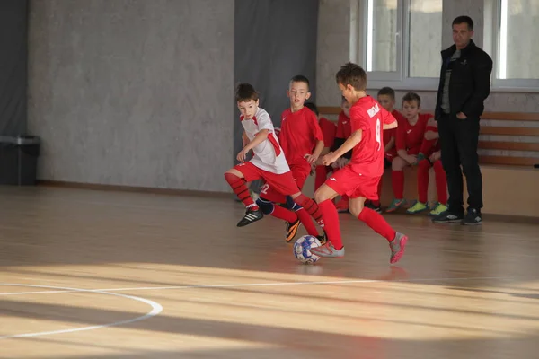 オデッサ ウクライナ 12月12 2019 小さな男の子 子供たちは スポーツ都市ジュニア選手権でスポーツホールでミニサッカーをプレイ 子供のスポーツは健康的なライフスタイルです スポーツ子供サッカー選手 — ストック写真