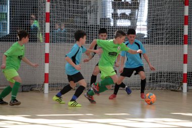 Odessa, Ukrayna - 17 Şubat 2020: Küçük çocuklar spor salonunda küçük futbol oynuyorlar. Çocuk sporu sağlıklı bir yaşam tarzıdır. Sporcu çocuklar futbol oyuncuları