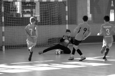 Odessa, Ukrayna - 17 Şubat 2020: Küçük çocuklar spor salonunda küçük futbol oynuyorlar. Çocuk sporu sağlıklı bir yaşam tarzıdır. Sporcu çocuklar futbol oyuncuları