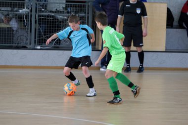 Odessa, Ukrayna - 17 Şubat 2020: Küçük çocuklar spor salonunda küçük futbol oynuyorlar. Çocuk sporu sağlıklı bir yaşam tarzıdır. Sporcu çocuklar futbol oyuncuları