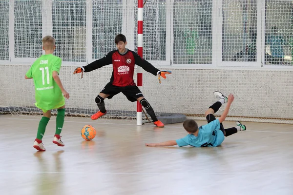 オデッサ ウクライナ 2020年2月17日 小さな男の子 子供たちは スポーツ都市ジュニア選手権でスポーツホールでミニサッカーをプレイ 子供のスポーツは健康的なライフスタイルです スポーツ子供サッカー選手 — ストック写真