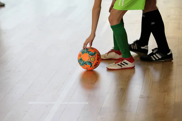Odessa Ukrajna Február 2020 Kisfiúk Gyerekek Játszanak Mini Futball Sportcsarnokban — Stock Fotó