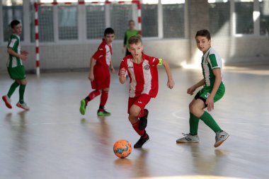 Odessa, Ukrayna - 17 Şubat 2020: Küçük çocuklar spor salonunda küçük futbol oynuyorlar. Çocuk sporu sağlıklı bir yaşam tarzıdır. Sporcu çocuklar futbol oyuncuları