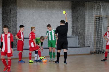 Odessa, Ukrayna - 17 Şubat 2020: Küçük çocuklar spor salonunda küçük futbol oynuyorlar. Çocuk sporu sağlıklı bir yaşam tarzıdır. Sporcu çocuklar futbol oyuncuları