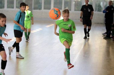 Odessa, Ukrayna - 17 Şubat 2020: Küçük çocuklar spor salonunda küçük futbol oynuyorlar. Çocuk sporu sağlıklı bir yaşam tarzıdır. Sporcu çocuklar futbol oyuncuları