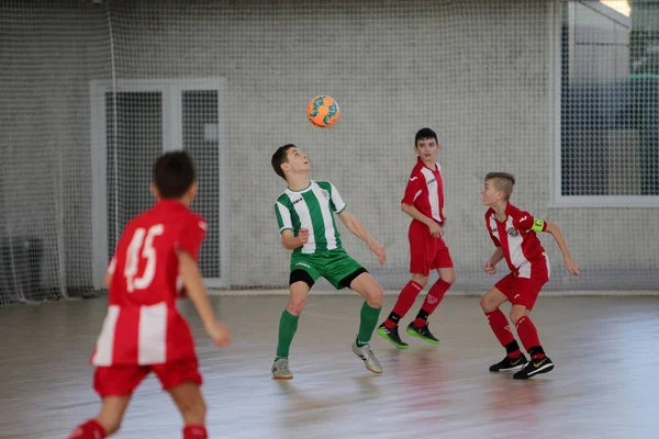 オデッサ ウクライナ 2020年2月17日 小さな男の子 子供たちは スポーツ都市ジュニア選手権でスポーツホールでミニサッカーをプレイ 子供のスポーツは健康的なライフスタイルです スポーツ子供サッカー選手 — ストック写真