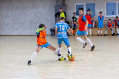 Odessa, Ukrayna - 17 Şubat 2020: Küçük çocuklar spor salonunda küçük futbol oynuyorlar. Çocuk sporu sağlıklı bir yaşam tarzıdır. Sporcu çocuklar futbol oyuncuları