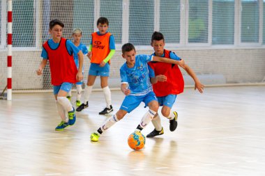 Odessa, Ukrayna - 17 Şubat 2020: Küçük çocuklar spor salonunda küçük futbol oynuyorlar. Çocuk sporu sağlıklı bir yaşam tarzıdır. Sporcu çocuklar futbol oyuncuları