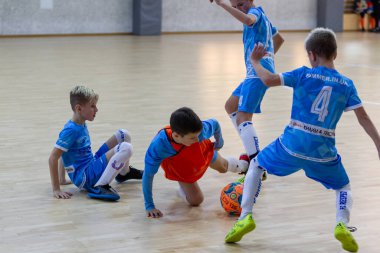Odessa, Ukrayna - 17 Şubat 2020: Küçük çocuklar spor salonunda küçük futbol oynuyorlar. Çocuk sporu sağlıklı bir yaşam tarzıdır. Sporcu çocuklar futbol oyuncuları