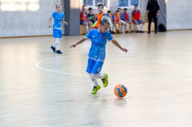 Odessa, Ukrayna - 17 Şubat 2020: Küçük çocuklar spor salonunda küçük futbol oynuyorlar. Çocuk sporu sağlıklı bir yaşam tarzıdır. Sporcu çocuklar futbol oyuncuları