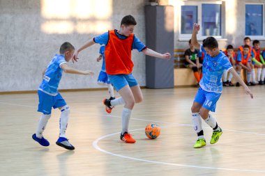 Odessa, Ukrayna - 17 Şubat 2020: Küçük çocuklar spor salonunda küçük futbol oynuyorlar. Çocuk sporu sağlıklı bir yaşam tarzıdır. Sporcu çocuklar futbol oyuncuları