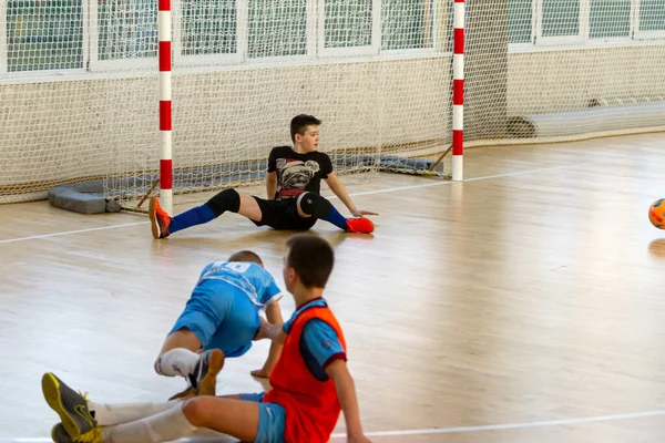 Odessa Oekraïne Febr 2020 Kleine Jongens Kinderen Spelen Mini Voetbal — Stockfoto