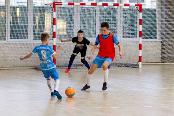 乌克兰敖德萨 2020年2月17日 男孩们 孩子们在体育城市少年锦标赛的体育馆里玩小型足球 儿童体育运动是一种健康的生活方式 运动儿童足球运动员 — 图库照片