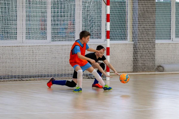 Odessa Ucrania Febr 2020 Meninos Crianças Jogam Mini Futebol Sala — Fotografia de Stock