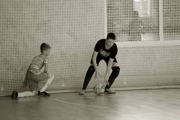 乌克兰敖德萨 2020年2月17日 男孩们 孩子们在体育城市少年锦标赛的体育馆里玩小型足球 儿童体育运动是一种健康的生活方式 运动儿童足球运动员 — 图库照片