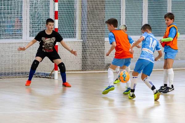 Odessa Oekraïne Febr 2020 Kleine Jongens Kinderen Spelen Mini Voetbal — Stockfoto