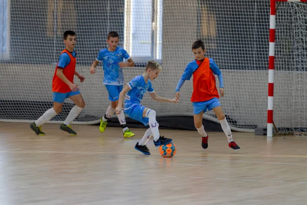 Odessa Ukraina Febr 2020 Små Pojkar Barn Spelar Mini Fotboll — Stockfoto
