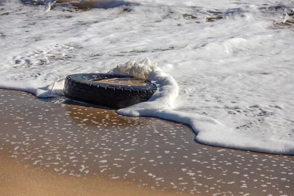 Старі Шини Автомобілів Пляжі Шини Забруднення Води Морського Узбережжя Піщаному — стокове фото