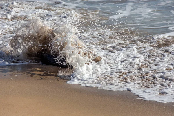 Alte Autoreifen Strand Wasser Und Meeresküstenverschmutzung Autoreifen Sandstrand Das Bild — Stockfoto