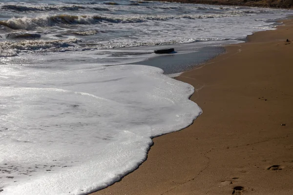 Stare Opony Samochodu Plaży Woda Morze Zanieczyszczenie Opon Samochodu Plaży — Zdjęcie stockowe