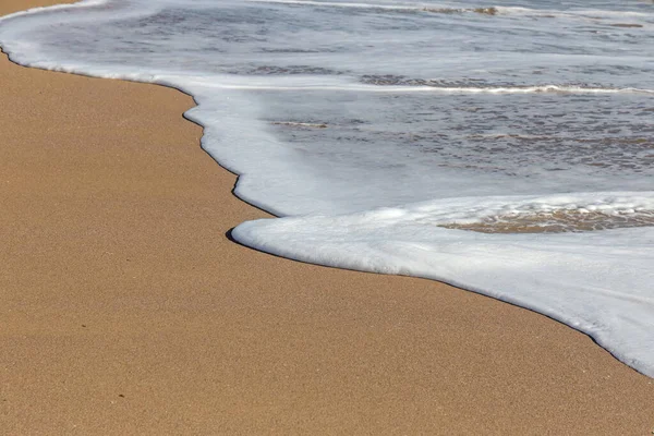 Delikatna Fala Morska Toczy Się Piasek Plaży Fale Przylądka Wybrzeżu — Zdjęcie stockowe