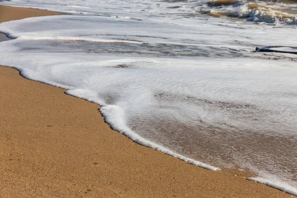 Gamla Bildäck Stranden Vatten Och Hav Kust Föroreningar Bildäck Sandstrand — Stockfoto