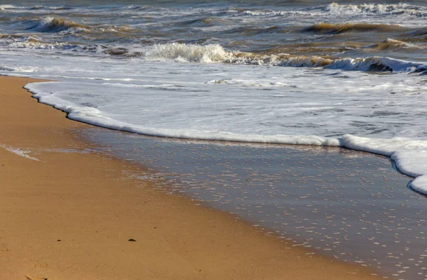 柔らかい海の波がビーチの砂の上を転がっている 海岸沿いの波景 — ストック写真