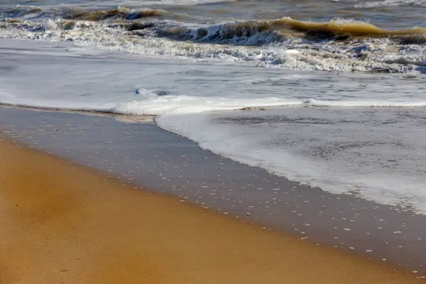 Delikatna Fala Morska Toczy Się Piasek Plaży Fale Przylądka Wybrzeżu — Zdjęcie stockowe