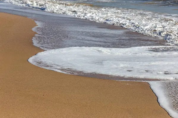 Delikatna Fala Morska Toczy Się Piasek Plaży Fale Przylądka Wybrzeżu — Zdjęcie stockowe