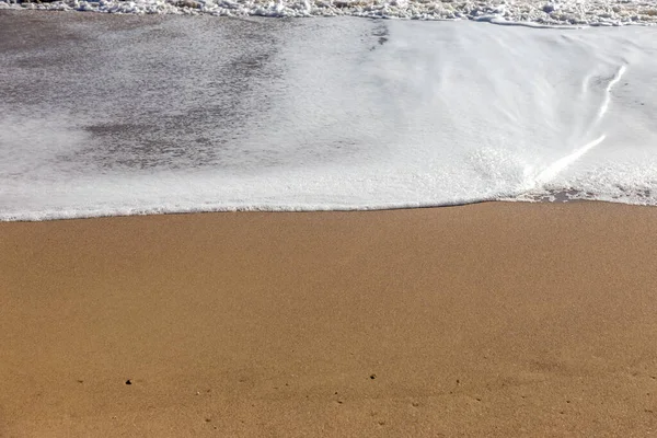 Eine Sanfte Meereswelle Rollt Auf Den Sand Des Strandes Meereslandwellen — Stockfoto