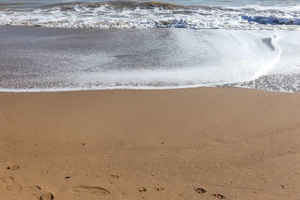 柔らかい海の波がビーチの砂の上を転がっている 海岸沿いの波景 — ストック写真