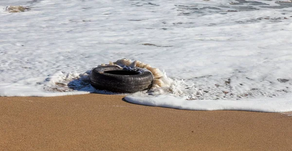 Kumsalda Eski Araba Lastikleri Kumsalda Deniz Deniz Kirliliği Olan Araba — Stok fotoğraf