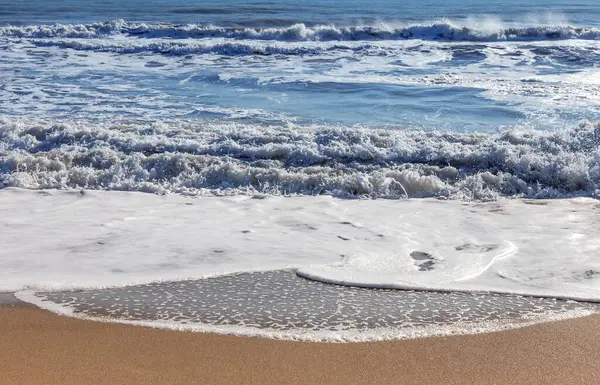 柔らかい海の波がビーチの砂の上を転がっている 海岸沿いの波景 — ストック写真