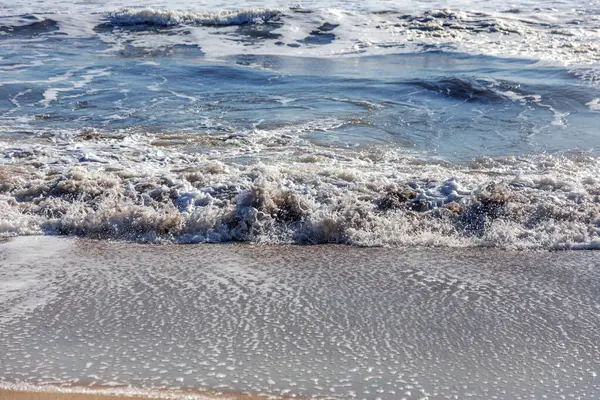 Eine Sanfte Meereswelle Rollt Auf Den Sand Des Strandes Meereslandwellen — Stockfoto