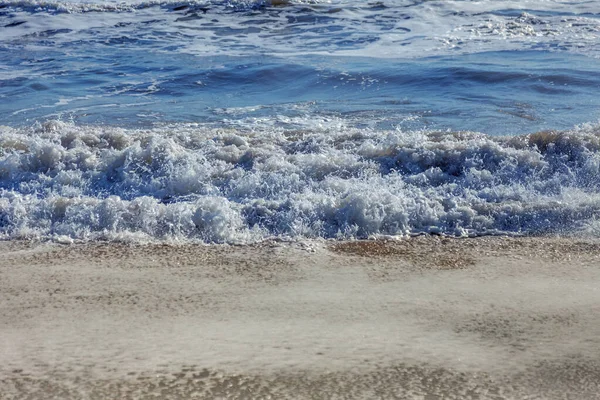Yumuşak Bir Deniz Dalgası Kumsalda Yuvarlanıyor Sahilde Deniz Manzarası Dalgaları — Stok fotoğraf