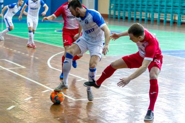 Odessa, Ukrayna - Cirka, 2020: iç futbol. Yerel takım futbolcuları futsal mini-turnuva oynarlar. Kapalı bir salonda spor maçının gergin anı.