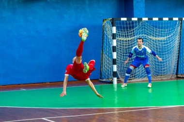 Odessa, Ukrayna - Cirka, 2020: iç futbol. Yerel takım futbolcuları futsal mini-turnuva oynarlar. Kapalı bir salonda spor maçının gergin anı.