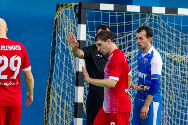 Odessa, Ukrayna - Cirka, 2020: iç futbol. Yerel takım futbolcuları futsal mini-turnuva oynarlar. Kapalı bir salonda spor maçının gergin anı.