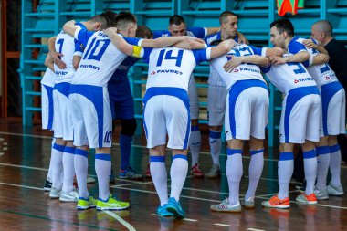 Odessa, Ukrayna - Cirka, 2020: iç futbol. Yerel takım futbolcuları futsal mini-turnuva oynarlar. Kapalı bir salonda spor maçının gergin anı.