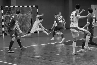 Odessa, Ukrayna - Cirka, 2020: iç futbol. Yerel takım futbolcuları futsal mini-turnuva oynarlar. Kapalı bir salonda spor maçının gergin anı.