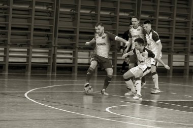 Odessa, Ukrayna - Cirka, 2020: iç futbol. Yerel takım futbolcuları futsal mini-turnuva oynarlar. Kapalı bir salonda spor maçının gergin anı.