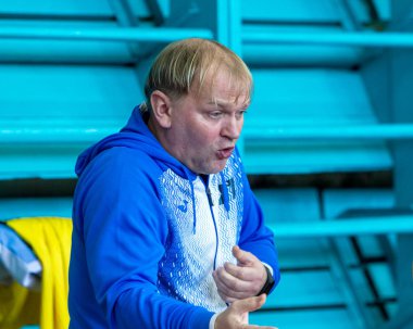 Odessa, Ukrayna - Cirka, 2020: iç futbol. Yerel takım futbolcuları futsal mini-turnuva oynarlar. Kapalı bir salonda spor maçının gergin anı.