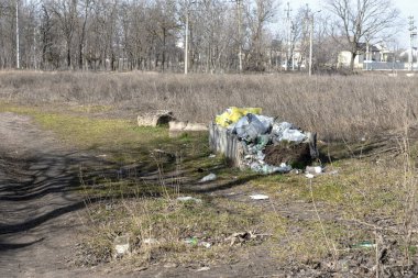 Orman çöpte. Yasadışı çöp orman atılmış insanlar. İnsan ve doğa kavramı. Doğada yasadışı çöplüğü. Kirli çevre yolu ormandaki hiking yakınındaki çöp kirletici. Çöp kutusu
