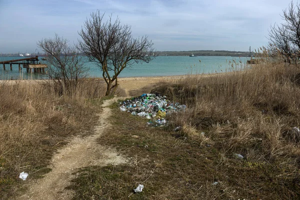 Odpadky Pláži Velkoměsta Lidé Nelegálně Vyhazují Odpadky Pobřeží Prázdné Použité — Stock fotografie