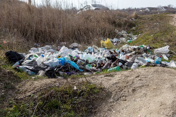 Basura Playa Gran Ciudad Gente Tira Ilegalmente Basura Orilla Del — Foto de Stock