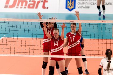 KAMENSKY, Ukrayna-14 Şubat 2020. Ukrayna Voleybol Kupası Ukrayna. Ukrayna şampiyonu VC KHIMIK Yuzhny (yeşil). Kadınlar Voleybol Şampiyonları Maçı 'nı kazanmak. Yoğun kadın sporları oyunu